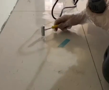 枣庄市瓷砖开裂维修公司专业分享瓷砖在铺贴前如果没有沥干水分，将会导致以下问题